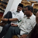 Gus Ipul saat mencoba sepatu produksi pengrajin di Tanggulangin Sidoarjo.