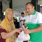Pembagian bingkisan lebaran dari PT Megasurya Mas untuk warga dua desa, Sabtu (29/3/2025). Foto: Ist.