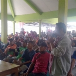 Suasana audiensi antara warga dengan Pemdes Jadi yang digelar di balai desa setempat, Jumat (1/11).