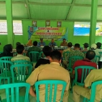 Para petani di Parengan mengikuti pelatihan membuat pupuk Bokhasi. 
