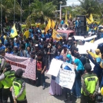 Aktivis PMII saat demo di depan kantor Pemkab Gresik. foto: SYUHUD/ BANGSAONLINE