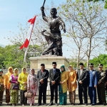 Bupati Madiun Ahmad Dawami bersama Forkopimda berfoto dengan latar belakang Monumen Kresek.