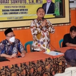 Ketua Fraksi Golkar DPRD Jatim, Kodrat Sunyoto (berdiri) bersama Wakil Ketua DPRD Gresik Ahmad Nurhamim (kiri) saat reses di Desa Prambangan, Selasa (11/5). foto: SYUHUD/ BANGSAONLINE