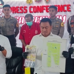 Tersangka saat diekspos dalam jumpa pers di Polrestabes Surabaya.