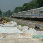 Pembangunan double track atau jalur ganda rel kereta api di kawasan Jombang. Foto : Rony.S/bangsaonline