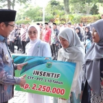 Wali Kota Batu saat menyalurkan insentif secara simbolis kepada penerima.