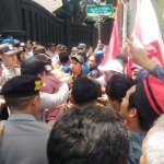 Suasana saat aksi demo oleh mahasiswa di Kota Malang.