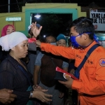 Para pedagang di Pasar Keputran Surabaya berebut saat petugas dari Gugus Tugas Jatim membagikan masker, han sanitizer, dan vitamin C. foto: ist/bangsaonline.com