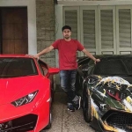 Ilustrasi: Raffi Ahmad menunjukkan dua supercar miliknya.