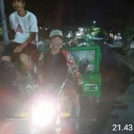 Kegiatan kerja bakti membersihkan sampah di Pantai Klayar.