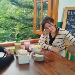 Pengunjung saat menikmati kuliner sambil berswafoto berlatar pemandangan