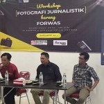 Dua Wartawan senior dari Jawa Pos dan Kompas TV saat memberikan materi workshop fotografi jurnalistik di kampus Unisida, Rabu (20/12/2023).