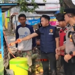 Polisi saat melakukan olah TKP pencurian tas milik pedagang es degan di Lamongan