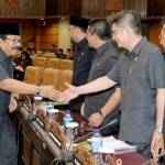 Gubernur Jawa Timur, Soekarwo ketika menghadiri sidang paripurna di DPRD Jatim.