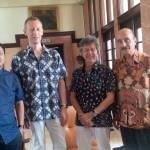 Delegasi Belanda foto bersama di Balai Kota usai menghadap wali kota Surabaya. 