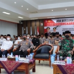 Kapolres Gresik AKBP Muchamad Nur Azis, Ketua MUI Gresik KH Mansoer Shodiq, bersama jajaran dan tamu undangan mengikuti doa bersama lintas agama, Jumat (1/7/2022) malam. foto: ist.