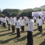 Para santri saat mengikuti upacara peringatan Hari Santri Nasional (HSN) Tahun 2020 di lapangan Pondok Pesantren Bayt Al-Hikmah Pasuruan.