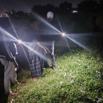 Warga saat menunjukan lokasi ditemukannya korban