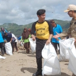 Wabup Trenggalek Nur Arifin bersama para klub motor saat membersihkan sampah di pantai Kili Kili Trenggalek. foto: HERMAN S/ BANGSAONLINE