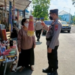 Petugas saat merazia penjual petasan di sekitar Pasar Banyuwangi.