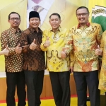 Cabup Irsyad Yusuf didampingi pengurus DPD Partai Golkar  Pasuruan menerima rekom dari Golkar. Tampak Nick Sugiarti (kanan),  Sudiono Fauzan (jubir Adjib), Irsyad Yusuf (berkopiah),  Drs. Udik Djanuantorio, Trilaksono dan Rias Carry Djanuantoro.