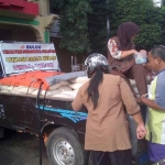 OP Bulog Sub Divre II Wilayah Surabaya Selatan di pasar tradisional mendapatkan sambutan antusias dari warga. Foto: Yudi/ bangsaonline.com