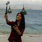 Putri Indonesia saat selfie di pantai Papuma.