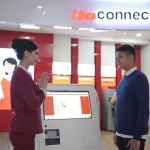 Karyawan Bank Jatim saat melayani nasabah yang akan bertransaksi menggunakan JConnect.
