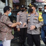 Wakapolres Gresik, Kompol Ari Galang Saputro, saat mendatangi gereja untuk memastikan ibadah Paskah umat Kristiani berjalan aman. Foto: SYUHUD/BANGSAONLINE