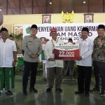 Suasana pemberian bantuan secara simbolis untuk imam masjid di Pendopo Ronggosukowati, Pamekasan.