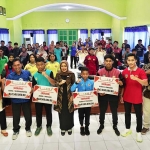 Wakil Bupati Kediri Dewi Mariya Ulfa bersama para atlet penerima beasiswa. Foto: Ist. 