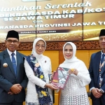 Siti Faujiyah Nurochman, Ketua Dekranasda Kota Batu bersama Dwi Mardiana Aries Agung Paewai, yang telah menyelesaikan tugasnya sebagai Pj. Ketua Dekranasda Kota Batu. (Ist)