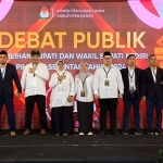 Ketua KPU Kabupaten Kediri Nanang Qosim (nomor 3 dari kiri) dan jajaran, bersama Bawaslu dan Paslon nomor urut 1 Deny Widyanarko - Mudawamah serta Paslon nomor urut 2 Hanindhito Himawan Pramana - Dewi Mariya Ulfa, usai debat publik. Foto: MUJI HARJITA/ BANGSAONLINE.com