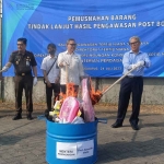 Menteri Perdagangan, Zulkifi Hasan saat musnahakan barang ilegal dari Korea Selatan di Kompleks pergudangan Surya Terang, Desa Tambaksawah, Kecamatan Waru, Sidoarjo, Senin (24/07/2023).