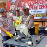 Kapolres Blitar Kota AKBP Leonard M. Sinambela memimpin langsung pemusnahan knalpot brong.