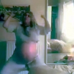 Apa anaknya gak pusing di dalam perut, diajak joget-joget begitu? foto: mirror.co.uk