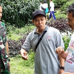 Dandim 0809 Kediri, Letkol Kav. Dwi Agung saat berbincang dengan Yuwono. foto: KDR1/ BANGSAONLINE