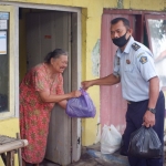 Kalapas Bojonegoro memberikan paket sembako kepada warga miskin yang terdampak wabah virus corona.