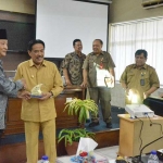 KENANG-KENANGAN: Wali Kota Tegal menyerahkan cinderamata kepada Wabup Nur Ahmad Syaifuddin, Senin (28/1). foto: ist