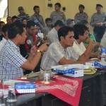 Proses rekapitulasi suara Pileg 2014 di KPU Sampang, Minggu (20/4/2014). foto: Junaidi Jufa/Bangsa Online