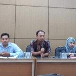 Komisioner KPU Gresik, Makmun (kiri), Akhmad Roni, dan Elvita Yuliati. foto: SYUHUD/ BANGSAONLINE