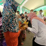 Bupati Blitar, Rini Syarifah, saat melakukan operasi pasar minyak goreng.