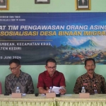 Kepala Kantor Imigrasi Kediri, Denny Irawan (tengah), saat memimpin rapat Timpora. Foto: Ist