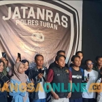 Para pemilik ponsel saat mengambil gawai miliknya di Basecamp Unit Jatanras Satreskrim Polres Tuban. Foto: ACHMAD CHOIRUDIN/BANGSAONLINE