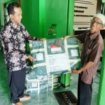 Calon Jamaah Haji Pacitan saat menerima koper dari petugas di Kemenag Pacitan.