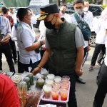 Kepala Dinkes Kota Kediri, Fauzan Adima (kanan), bersama tim saat sidak penjual takjil. Foto: Ist