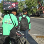 Para driver Gojek sedang menunggu order.