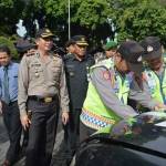 Bupati Sambari HR bersama Kapolres AKBP Adex Yudiswan saat tinjau pos pengamanan mudik lebaran. foto: SYUHUD/ BANGSAONLINE