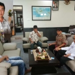 Perwakilan pedagang pasar diterima di kantor Ketua DPRD Kabupaten Malang, Hari Sasongko, sesaat sebelum hearing. Inset, Beny Kasianto.