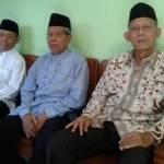 DARI KIRI - Ketua PCNU Tuban, H. Mustain Syukur, Wakil Rais Syuriah PCNU Tuban, KH. Ahmad Mundzir dan Mustasyar PCNU Tuban, KH. Fauzan (kanan)